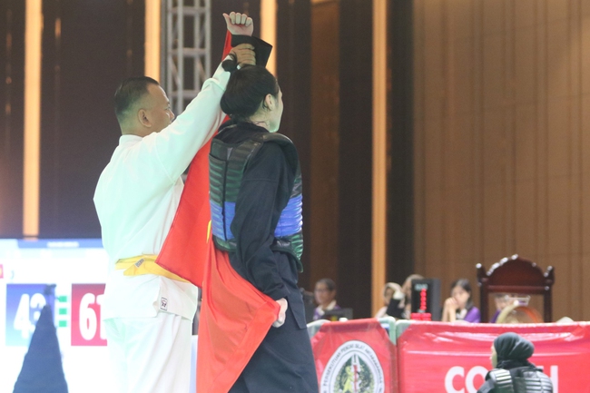 Bị xử thua Việt Nam, võ sĩ Indonesia vẫn được trao HCV SEA Games sau vụ tranh cãi ồn ào - Ảnh 1.