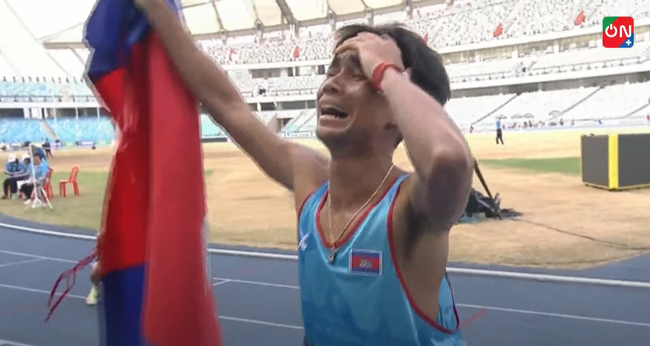 VĐV Campuchia khóc nức nở khi vượt qua Việt Nam để giành HCV chạy 800m lịch sử  - Ảnh 2.