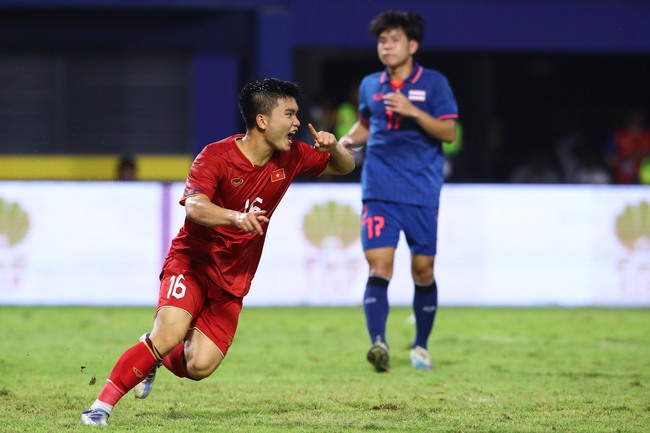 HLV Troussier: Bóng đá Việt Nam đấu Indonesia căng thẳng như tuyển Nhật Bản đọ sức với Hàn Quốc - Ảnh 3.