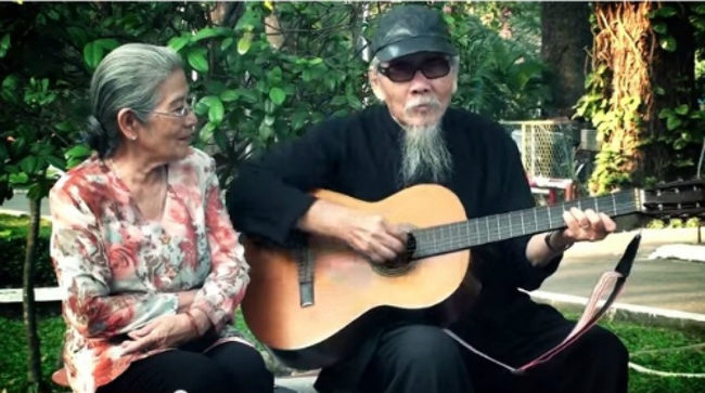 NSƯT Phi Điểu: Hôn nhân viên mãn với nhạc sĩ Phan Nhân, hơn 90 tuổi vẫn tự chạy xe máy đi làm - Ảnh 2.