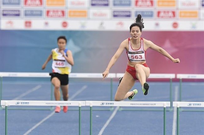 VĐV Nguyễn Thị Huyền (563) thi đấu nội dung chạy 400m vượt rào nữ. Ảnh: Minh Quyết - TTXVN