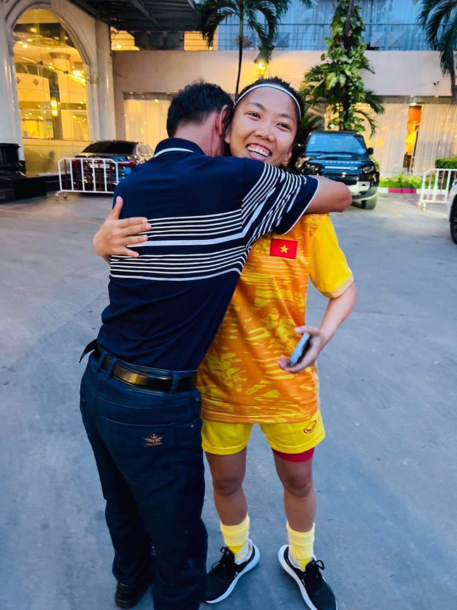 Xúc động khoảnh khắc Huỳnh Như được bố ôm vào lòng, động viên trước trận bán kết tại SEA Games 32 - Ảnh 1.