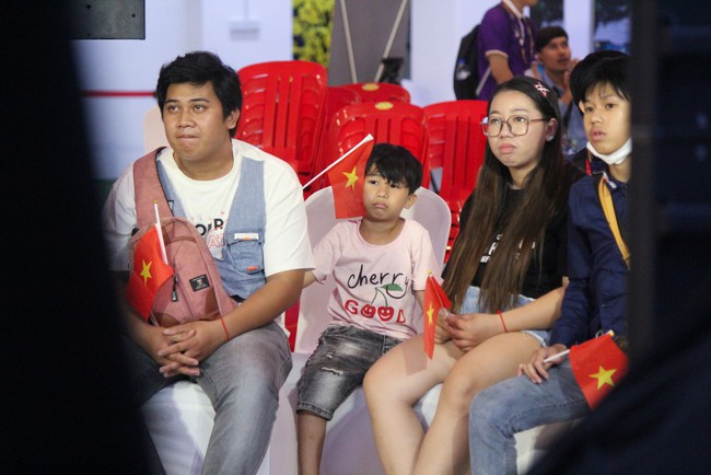 Cặp vợ chồng game thủ trên đất 'Cam' cổ vũ thông 7 tiếng, 'tiếp lửa' cho tuyển thủ PUBG Mobile Việt Nam - Ảnh 1.