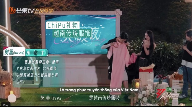 Chi Pu quảng bá văn hoá Việt Nam tại ‘Đạp gió 2023’: Mang bánh cốm làm quà, tặng áo dài cho Amber - Ảnh 2.