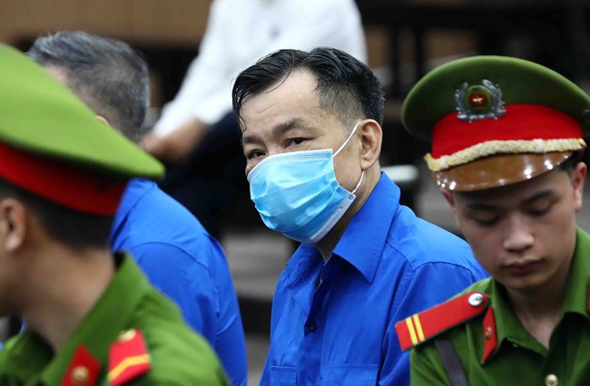 Cựu Chủ tịch UBND tỉnh Bình Thuận bị đề nghị từ 5-6 năm tù - Ảnh 1.