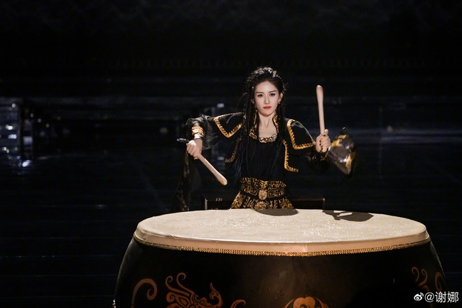 Diễn lố nhưng vẫn thắng Amber ở Đạp Gió 2023, Tạ Na bị soi từng được đối xử đặc cách trong showbiz Hoa ngữ - Ảnh 2.