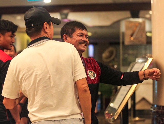 HLV Shin Tae-yong bất ngờ xuất hiện chúc mừng U22 Indonesia, động viên 'thánh ném biên' nhận thẻ đỏ - Ảnh 1.