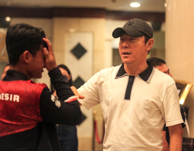 HLV Shin Tae-yong bất ngờ xuất hiện chúc mừng U22 Indonesia, động viên 'thánh ném biên' nhận thẻ đỏ - Ảnh 2.