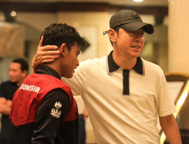 HLV Shin Tae-yong bất ngờ xuất hiện chúc mừng U22 Indonesia, động viên 'thánh ném biên' nhận thẻ đỏ - Ảnh 3.