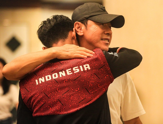 HLV Shin Tae-yong bất ngờ xuất hiện chúc mừng U22 Indonesia, động viên 'thánh ném biên' nhận thẻ đỏ - Ảnh 4.
