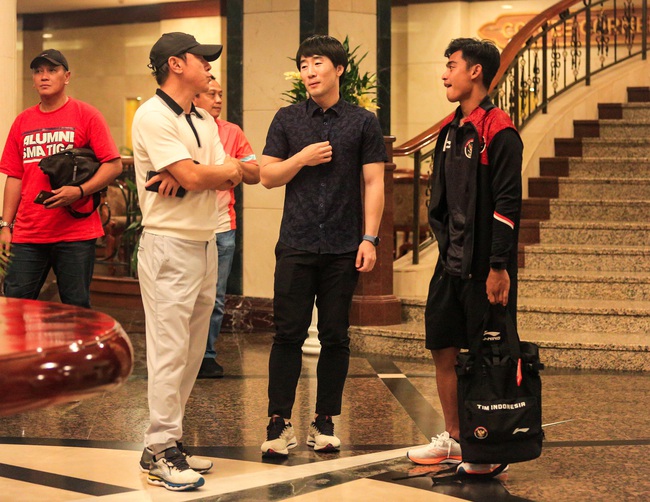 HLV Shin Tae-yong bất ngờ xuất hiện chúc mừng U22 Indonesia, động viên 'thánh ném biên' nhận thẻ đỏ - Ảnh 5.