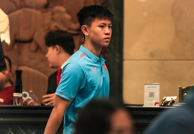 Cầu thủ U22 Việt Nam buồn bã, lặng lẽ đi qua nhóm cầu thủ Indonesia đang ăn mừng ở khách sạn - Ảnh 3.