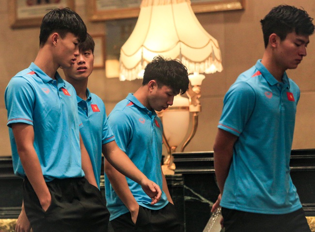 Cầu thủ U22 Việt Nam buồn bã, lặng lẽ đi qua nhóm cầu thủ Indonesia đang ăn mừng ở khách sạn - Ảnh 1.