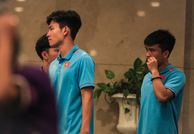 Cầu thủ U22 Việt Nam buồn bã, lặng lẽ đi qua nhóm cầu thủ Indonesia đang ăn mừng ở khách sạn - Ảnh 7.