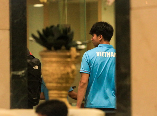 Cầu thủ U22 Việt Nam buồn bã, lặng lẽ đi qua nhóm cầu thủ Indonesia đang ăn mừng ở khách sạn - Ảnh 8.