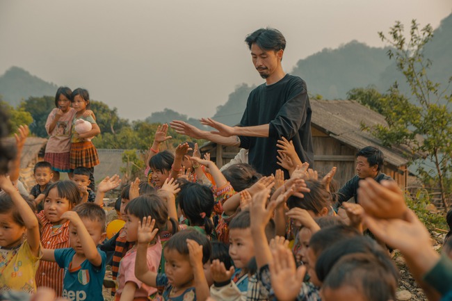 Đen Vâu tặng món quà ý nghĩa cho các em nhỏ vùng cao nhân dịp sinh nhật tuổi 34 - Ảnh 1.