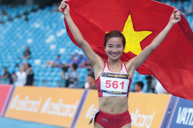 Nguyễn Thị Oanh xuất sắc giành HCV ở nội dung chạy 10000m nữ. Ảnh: Hoàng Linh