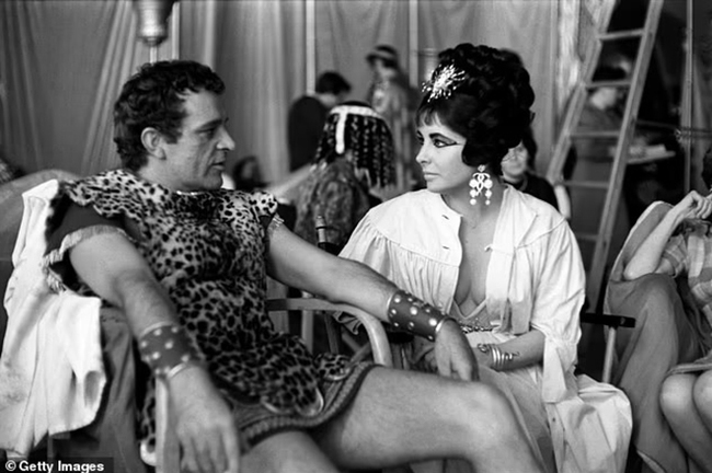 60 năm phim 'Cleoptra' & mối tình 'khét tiếng' của Elizabeth Taylor và Richard Burton - Ảnh 1.
