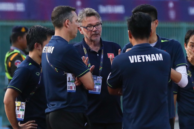 U22 Việt Nam thua cay đắng, HLV Troussier họp nóng với trợ lý ngay tại sân - Ảnh 2.