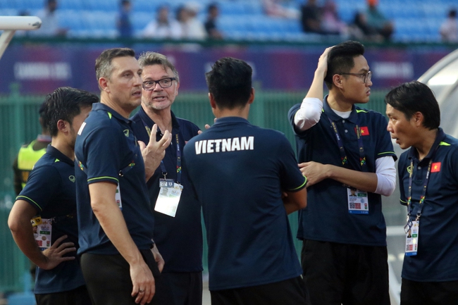 U22 Việt Nam thua cay đắng, HLV Troussier họp nóng với trợ lý ngay tại sân - Ảnh 1.