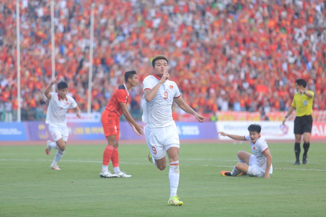 Văn Tùng đánh đầu cực chất gỡ hòa cho U22 Việt Nam trước Indonesia, cầu thủ 2 đội lao vào tranh cãi  - Ảnh 2.