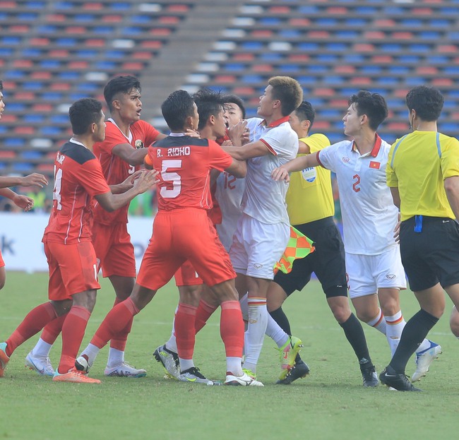 Văn Tùng đánh đầu cực chất gỡ hòa cho U22 Việt Nam trước Indonesia, cầu thủ 2 đội lao vào tranh cãi  - Ảnh 6.