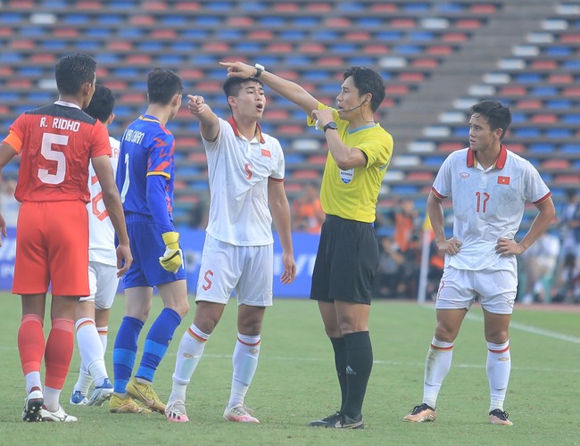 Văn Tùng đánh đầu cực chất gỡ hòa cho U22 Việt Nam trước Indonesia, cầu thủ 2 đội lao vào tranh cãi  - Ảnh 8.