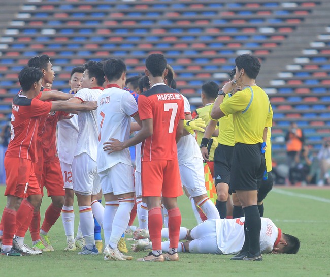 Văn Tùng đánh đầu cực chất gỡ hòa cho U22 Việt Nam trước Indonesia, cầu thủ 2 đội lao vào tranh cãi  - Ảnh 7.