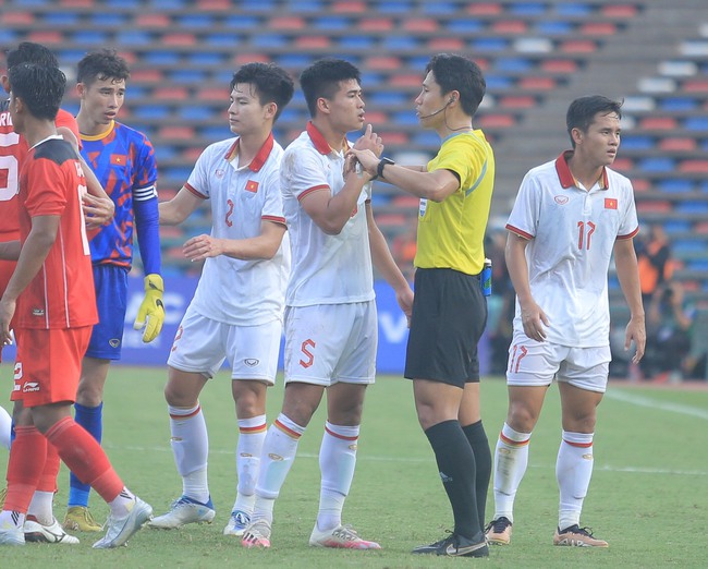 Văn Tùng đánh đầu cực chất gỡ hòa cho U22 Việt Nam trước Indonesia, cầu thủ 2 đội lao vào tranh cãi  - Ảnh 9.