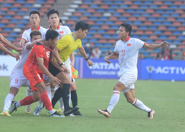 Văn Tùng đánh đầu cực chất gỡ hòa cho U22 Việt Nam trước Indonesia, cầu thủ 2 đội lao vào tranh cãi  - Ảnh 4.