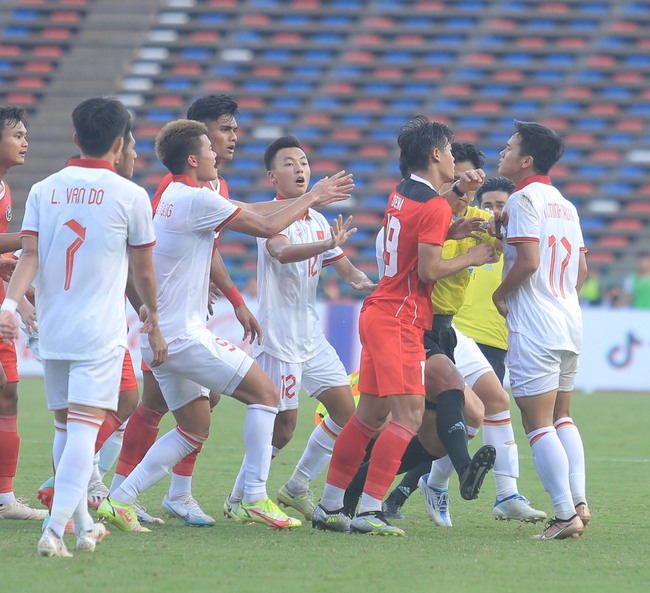 Văn Tùng đánh đầu cực chất gỡ hòa cho U22 Việt Nam trước Indonesia, cầu thủ 2 đội lao vào tranh cãi  - Ảnh 5.