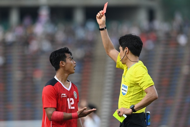 'Vũ khí ném biên' của U22 Indonesia nhận thẻ đỏ cay cắng sau pha chơi xấu với cầu thủ Việt Nam - Ảnh 2.