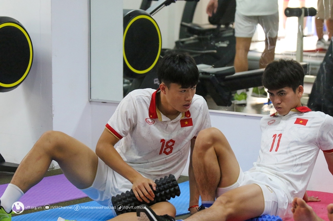 Cầu thủ U22 Việt Nam không nói với nhau lời nào, lầm lũi lao vào tập luyện sau trận thua Indonesia - Ảnh 1.