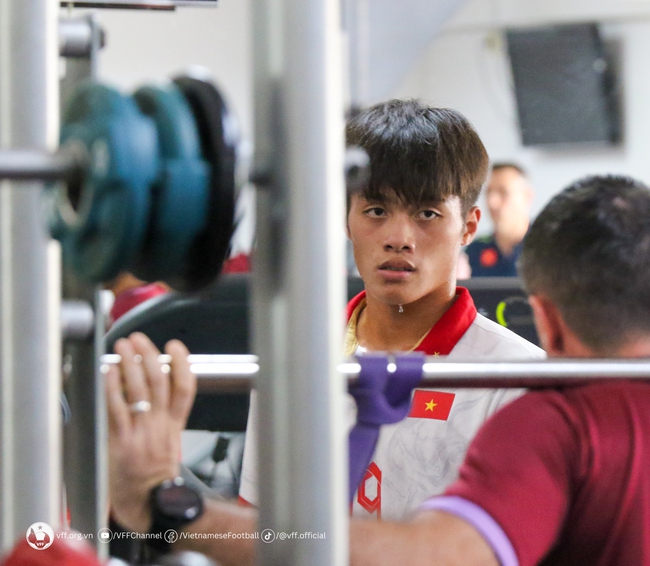 Cầu thủ U22 Việt Nam không nói với nhau lời nào, lầm lũi lao vào tập luyện sau trận thua Indonesia - Ảnh 2.
