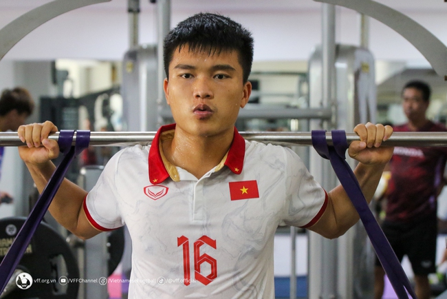 Cầu thủ U22 Việt Nam không nói với nhau lời nào, lầm lũi lao vào tập luyện sau trận thua Indonesia - Ảnh 7.