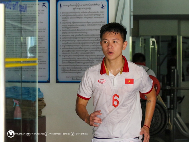Cầu thủ U22 Việt Nam không nói với nhau lời nào, lầm lũi lao vào tập luyện sau trận thua Indonesia - Ảnh 4.