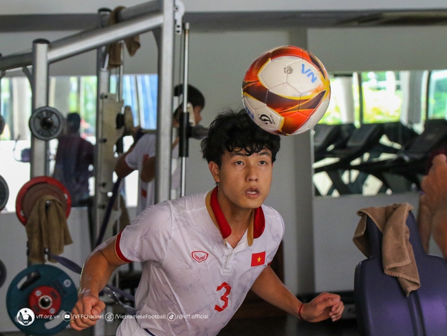 Cầu thủ U22 Việt Nam không nói với nhau lời nào, lầm lũi lao vào tập luyện sau trận thua Indonesia - Ảnh 6.