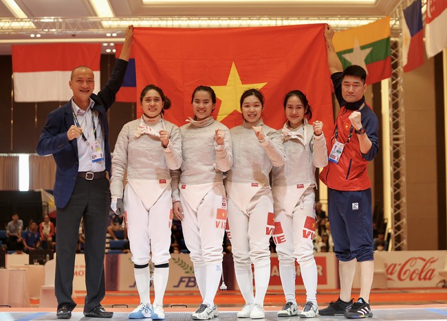 Nữ VĐV đấu kiếm ngã trẹo chân vẫn cố đấu đến cuối cùng, bật khóc khi đem về HCV thứ 90 cho Việt Nam ở SEA Games 32 - Ảnh 11.