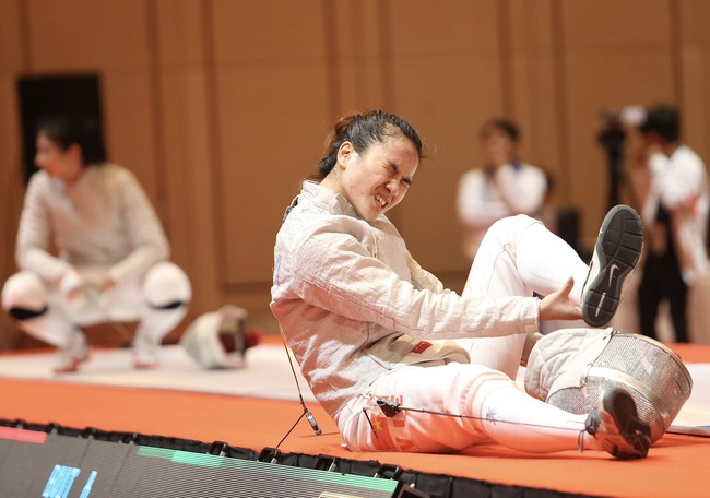 Nữ VĐV đấu kiếm ngã trẹo chân vẫn cố đấu đến cuối cùng, bật khóc khi đem về HCV thứ 90 cho Việt Nam ở SEA Games 32 - Ảnh 4.