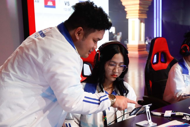 'Bóng hồng' Esports quốc tế khoe sắc tại SEA Games 32, tuyển thủ Việt Nam cũng sánh ngang 'ngọc nữ' - Ảnh 2.