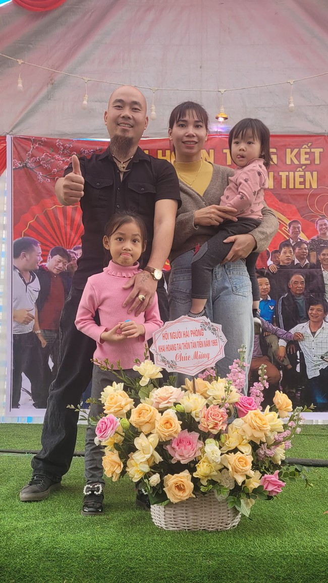 Hà Thị Linh cùng chồng và 2 con gái