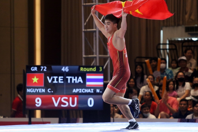 Liên tục nhấc bổng đối thủ Thái Lan, võ sĩ Việt Nam giành HCV SEA Games 'dễ như ăn kẹo' - Ảnh 4.