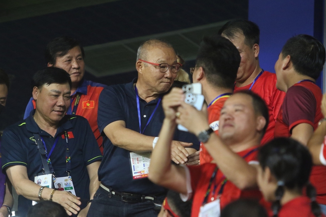 HLV Park Hang-seo không giữ nổi bình tĩnh, tức giận bỏ về ngay sau bàn thua cay đắng của U22 Việt Nam - Ảnh 1.