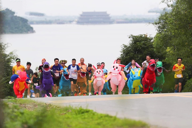 Những runner 'cosplay' siêu ngộ nghĩnh trên đường chạy ở Tam Chúc - Ảnh 3.
