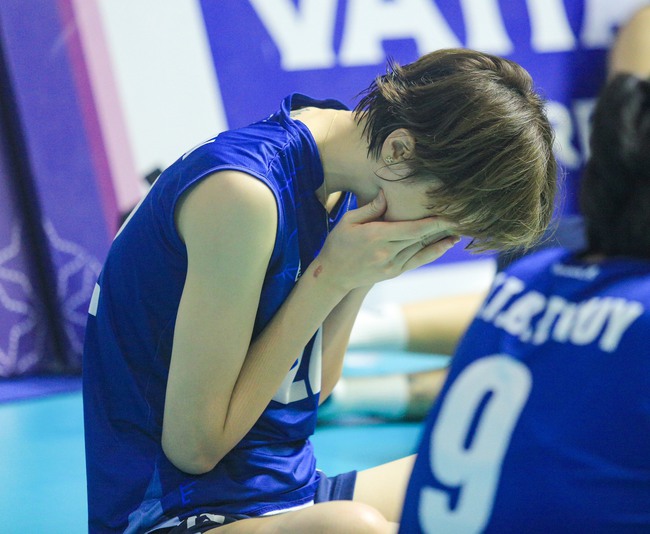 Cầu thủ bóng chuyền Việt Nam bật khóc, lặng người tiếc nuối sau trận chung kết khó tin với Thái Lan - Ảnh 3.