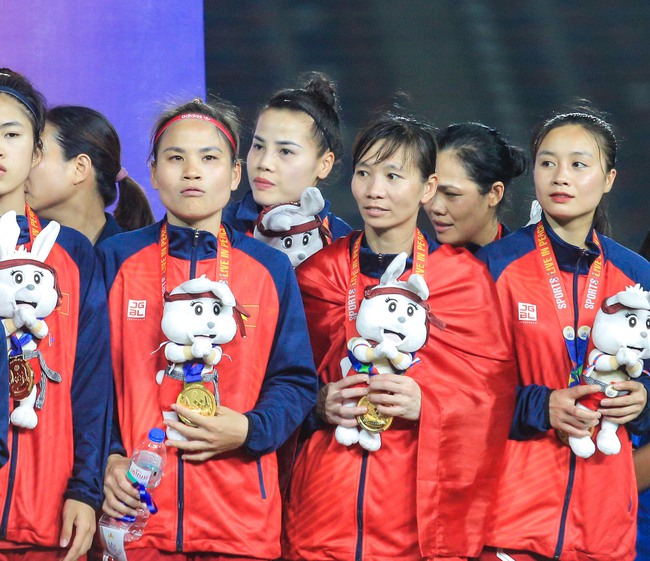 Trở về từ bệnh viện, cầu thủ nữ Việt Nam được các đồng đội dìu lên bục nhận huy chương - Ảnh 3.