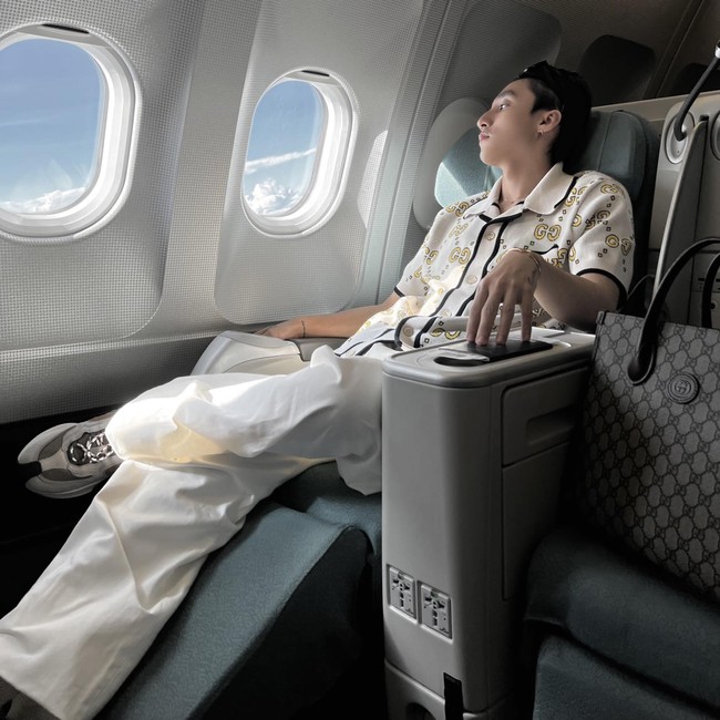 Sơn Tùng tự tung ảnh trên máy bay: Ngồi khoang thương gia, visual khác gì so với lần bị tóm diện 'quần ngủ' xếp hàng? - Ảnh 2.