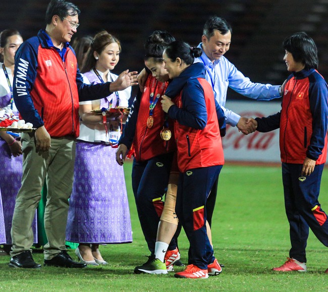 Trở về từ bệnh viện, cầu thủ nữ Việt Nam được các đồng đội dìu lên bục nhận huy chương - Ảnh 2.