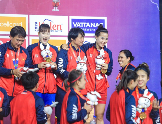 Trở về từ bệnh viện, cầu thủ nữ Việt Nam được các đồng đội dìu lên bục nhận huy chương - Ảnh 4.