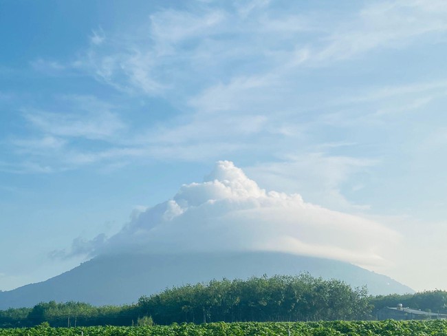 Hiện tượng &quot;mũ mây&quot; siêu hiếm tái xuất tại núi Bà Đen Tây Ninh - Ảnh 1.